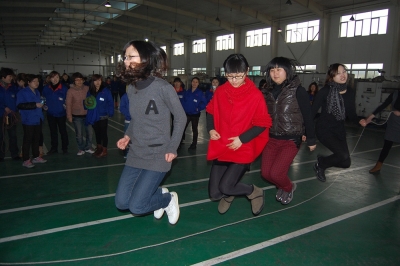 “三八”节里女职工跳大绳比赛