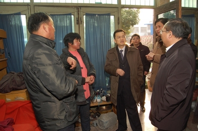 2011年春节前，公司董事长兼党委书记潘建清亲自到群益村村民家中走访慰问